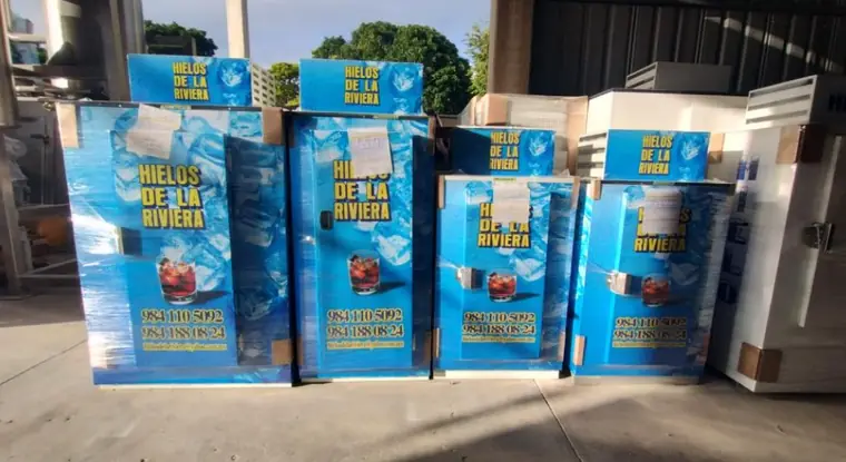 Congelador comercial rotulado de Hielos de la Riviera.