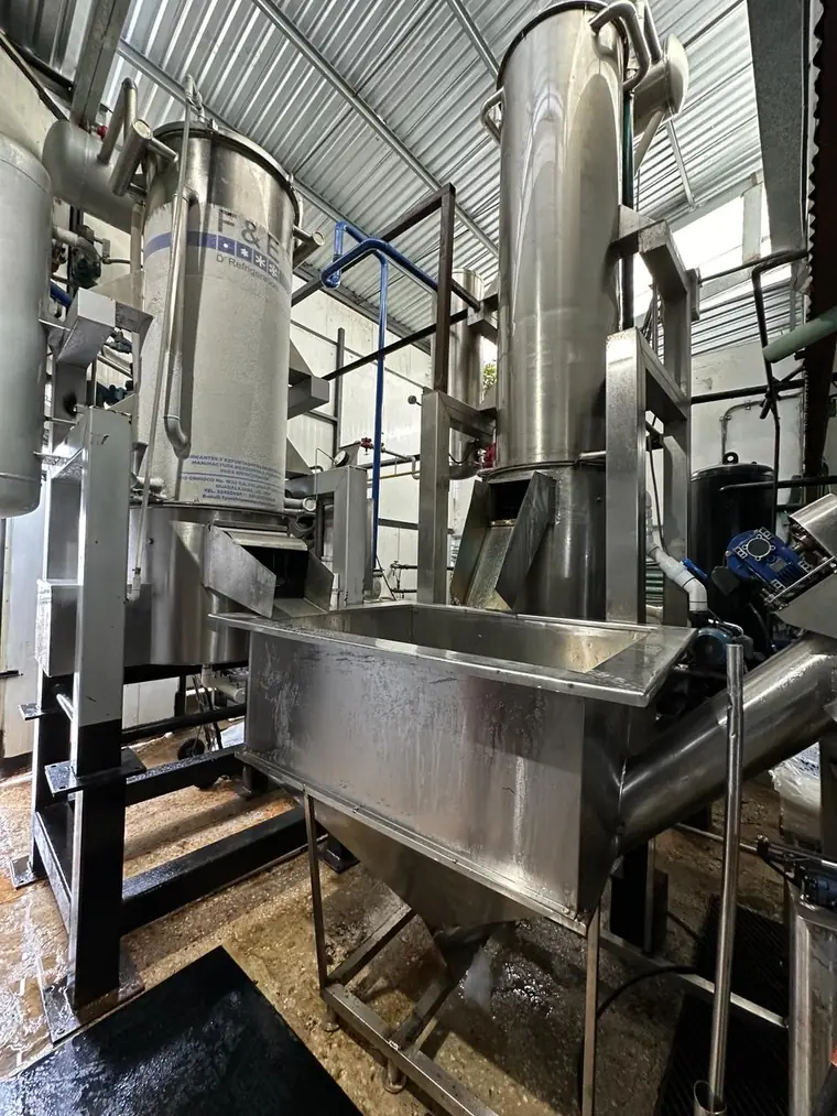 Maquinaria de producción de hielo en la fábrica.
