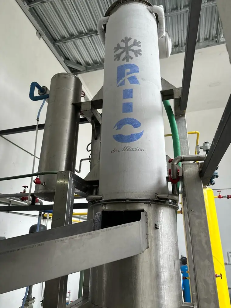 Instalación de maquinaria para la producción de hielo en rolito.