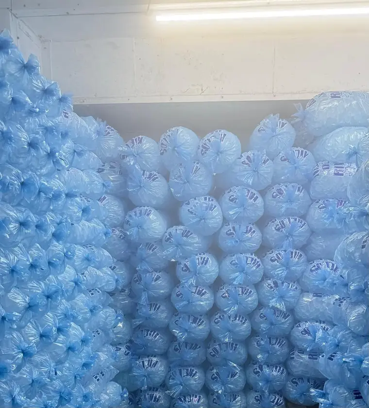 Cámara de almacenamiento llena de bolsas de hielo de Hielos de la Riviera.