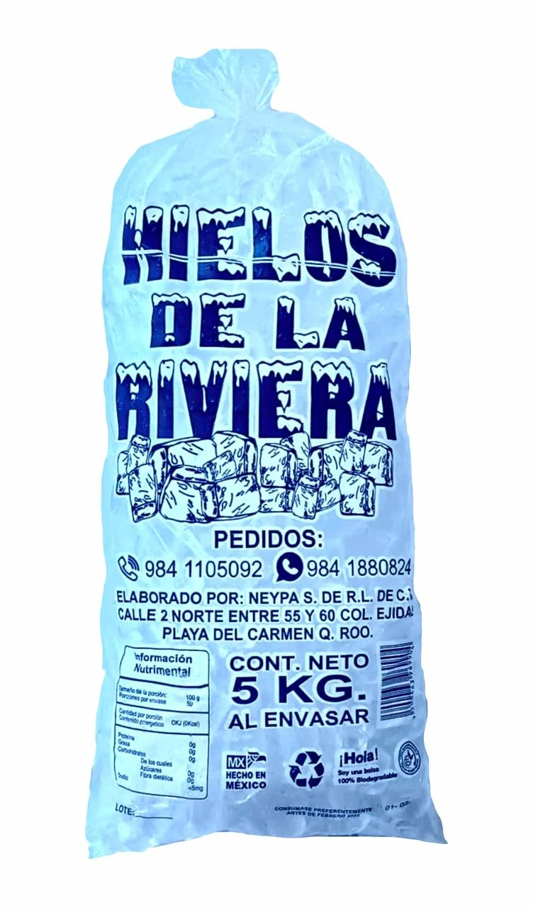 Bolsa sellada de hielo de Hielos de la Riviera con el logotipo de la empresa, información nutrimental y código de barras.
